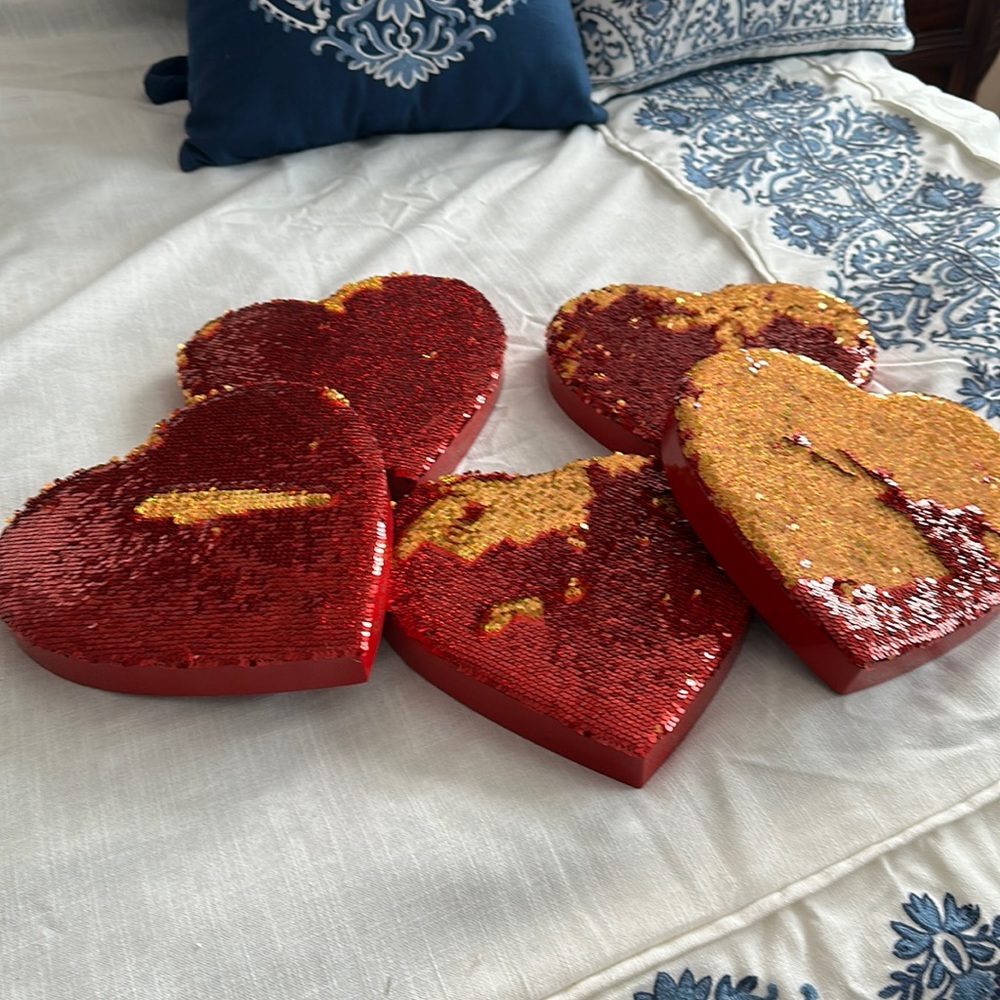 Five red and gold sequins heart boxes can be either red or gold or mixed